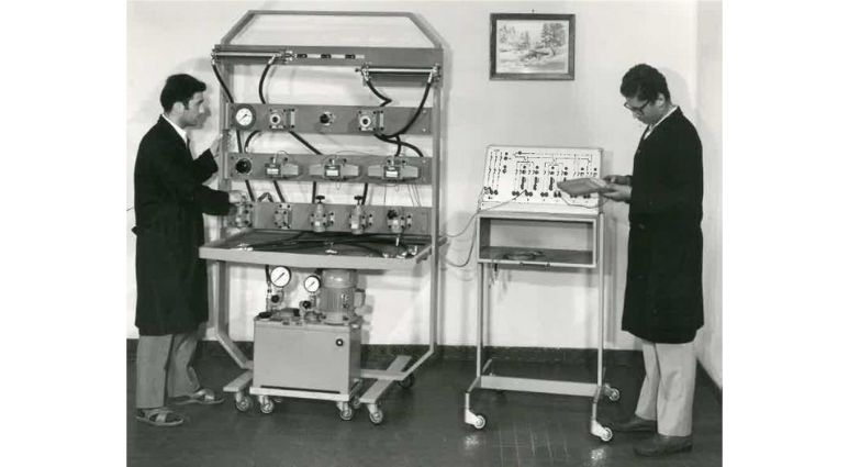 Banchi didattici nel 1970_1.jpg